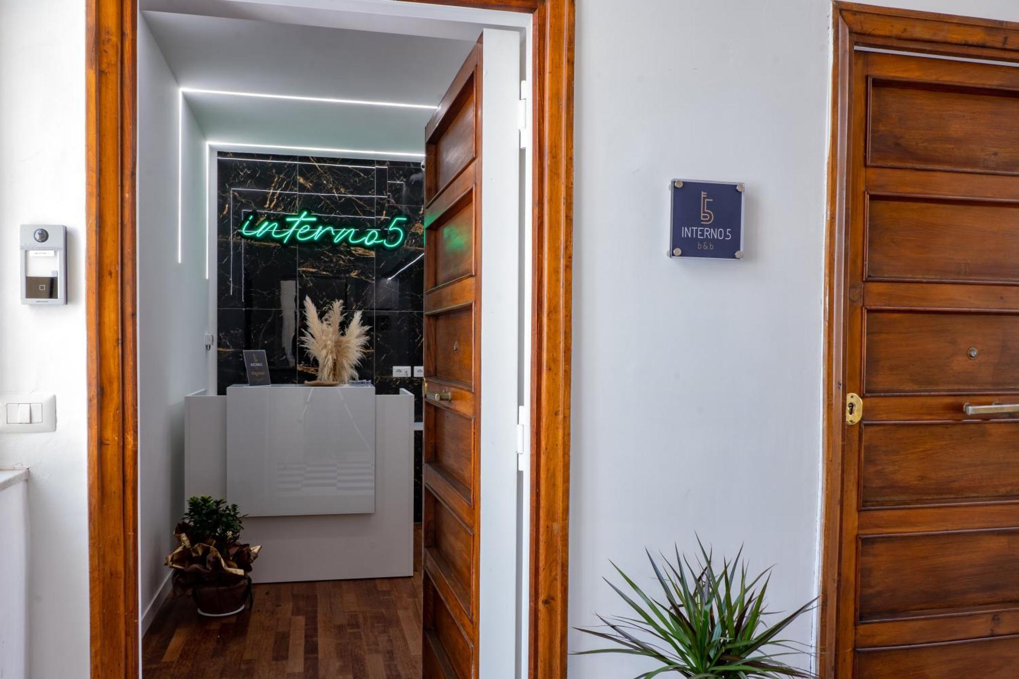 Interno 5 *